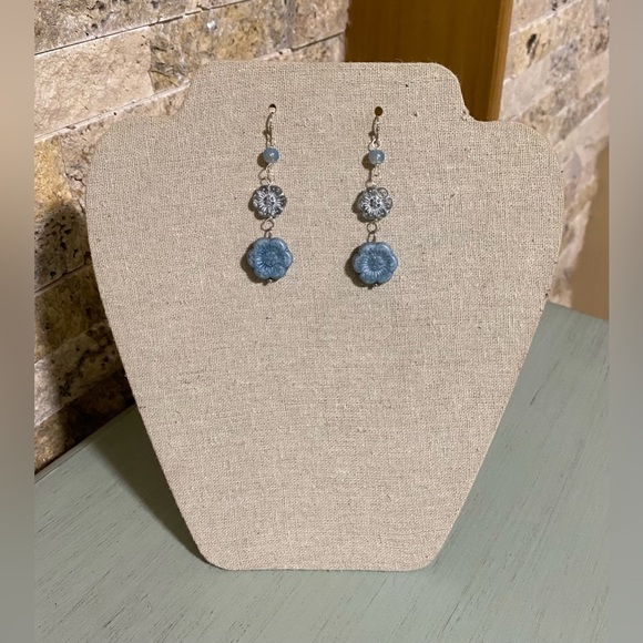💧🌼Periwinkle Flower Czech Glass Beaded Earrings - Picture 3 of 3